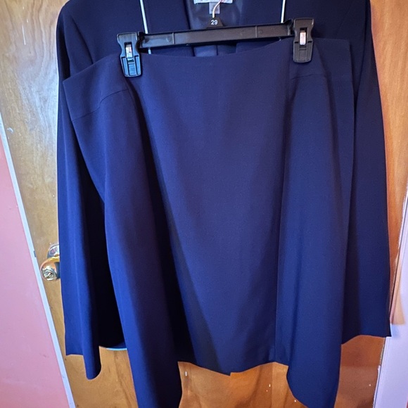 Le Suit Navy Blazer and matching skirt - Picture 3 of 3